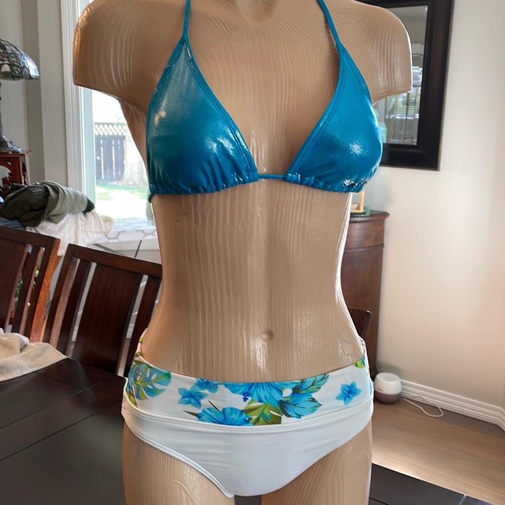 Mismatched bikini top and bottom